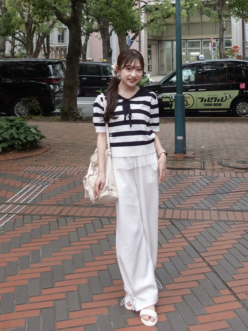 ホワイト系のスウェットパンツ、グレー系のニット/セーター、ホワイト系のトートバッグを着用したレディースの夏コーディネートの1枚目の写真