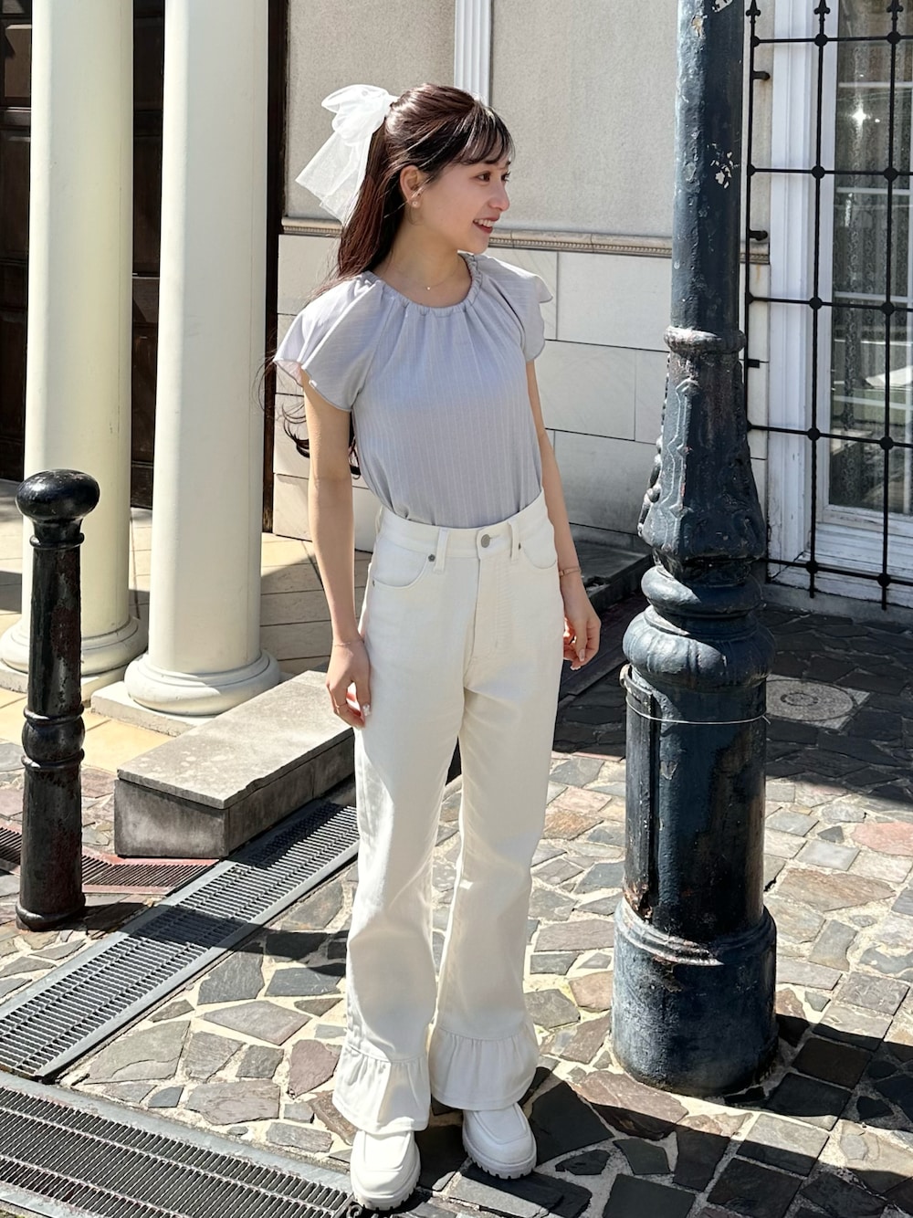 ブルー系のTシャツ/カットソー、ホワイト系のデニムパンツ、ホワイト系のパンプスを着用したレディースの春コーディネートの1枚目の写真