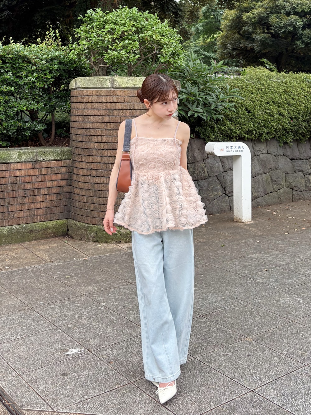 ホワイト系のカーディガン/ボレロ、ブルー系のショルダーバッグ、ブルー系のデニムパンツを着用したレディースの夏コーディネートの1枚目の写真