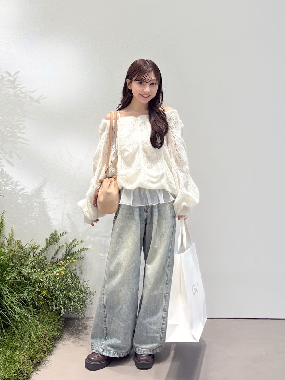 ホワイト系のニット/セーター、ブルー系のデニムパンツ、ブラウン系のローファーを着用したレディースの秋コーディネートの1枚目の写真