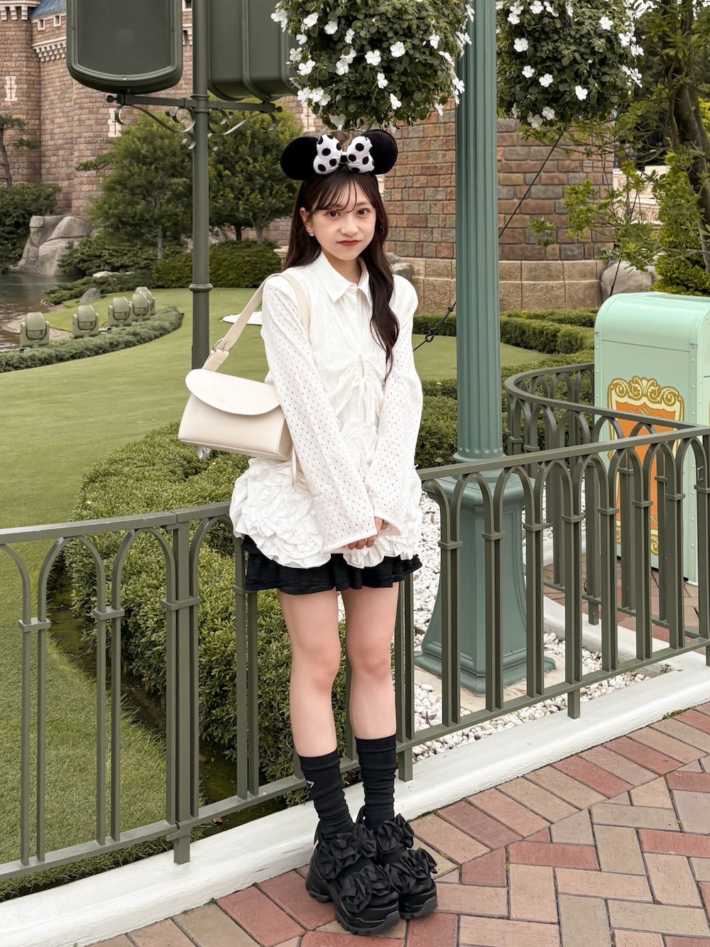 ブラック系のサンダル、ホワイト系のカーディガン/ボレロ、ホワイト系のシャツ/ブラウスを着用したレディースの夏コーディネートの1枚目の写真