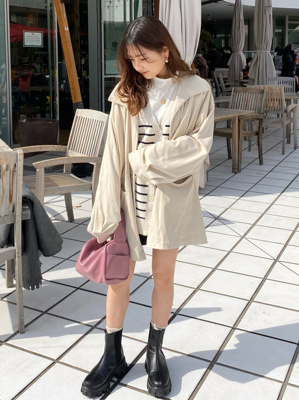 ピンク系のボストンバッグ、ホワイト系のその他アウター、ホワイト系のTシャツ/カットソーを着用したレディースの春コーディネートの1枚目の写真