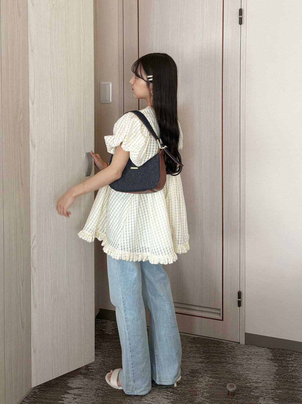「デニム、ギンガムチェック、ミニワンピ、イエロー、夏コーデ、夏カラーコーデ、ライトブルー、お出かけコーデ、休日スタイル、今日のコーデ、パフスリーブ、甘めカジュアル、フレアデニム、パンツスタイル、低身長コーデ」｜「AMELYのぽわん袖ギンガムチェックトップス（Tシャツ/カットソー、イエロー系）」を使った、amiさん（レディース・148cm）の夏コーディネートの1枚目の写真