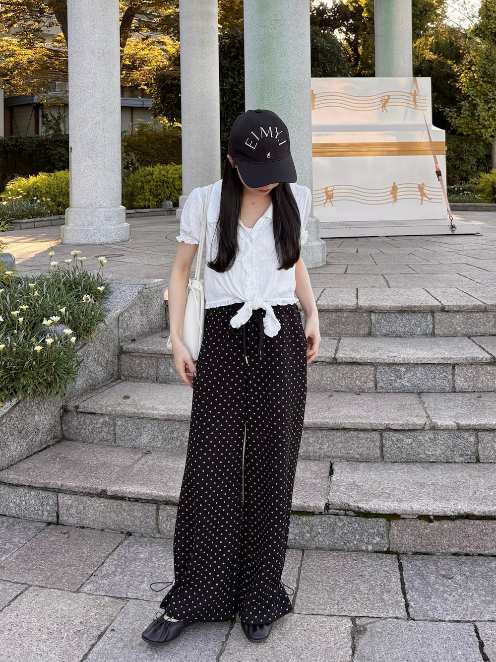 ホワイト系のシャツ/ブラウス、ブラック系のスウェットパンツ、ブラック系のシューズを着用したレディースの秋コーディネートの1枚目の写真