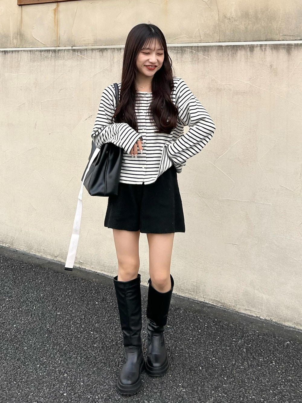 ブラック系のその他パンツ、ホワイト系のカーディガン/ボレロ、ブラック系のショルダーバッグを着用したレディースの秋コーディネートの1枚目の写真