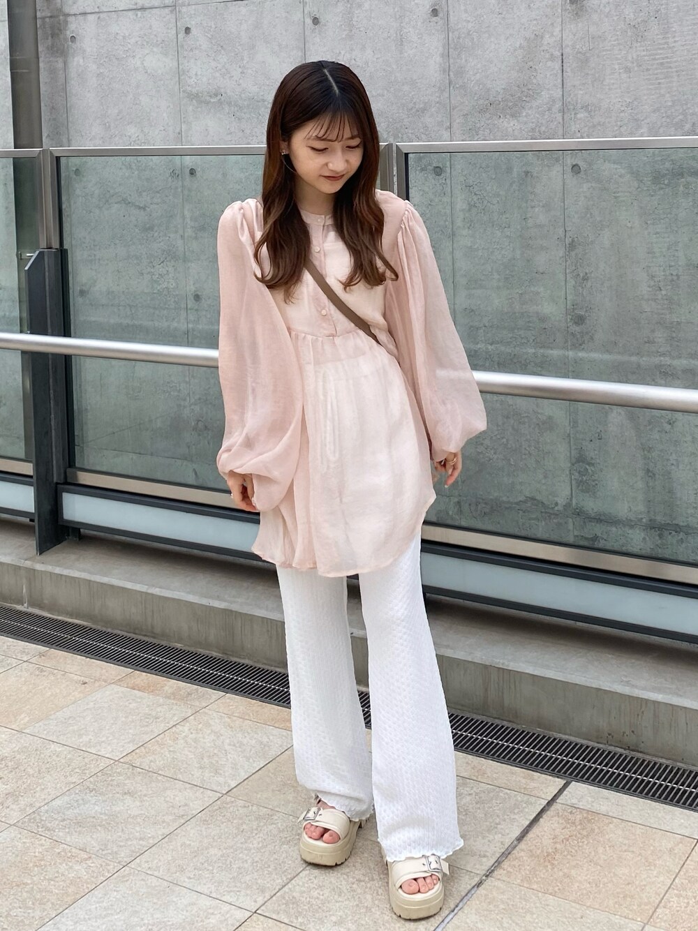 ホワイト系のサンダル、ホワイト系のその他パンツ、ベージュ系のシャツ/ブラウスを着用したレディースの夏コーディネートの1枚目の写真