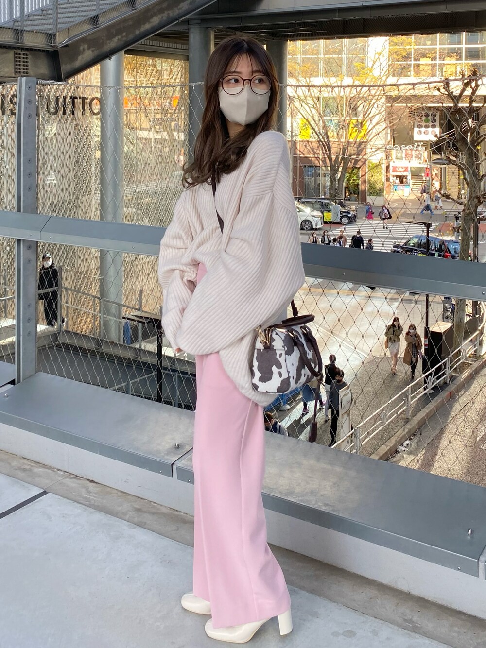 ピンク系のその他パンツ、ホワイト系のブーツ、ホワイト系のニット/セーターを着用したレディースの春コーディネートの1枚目の写真