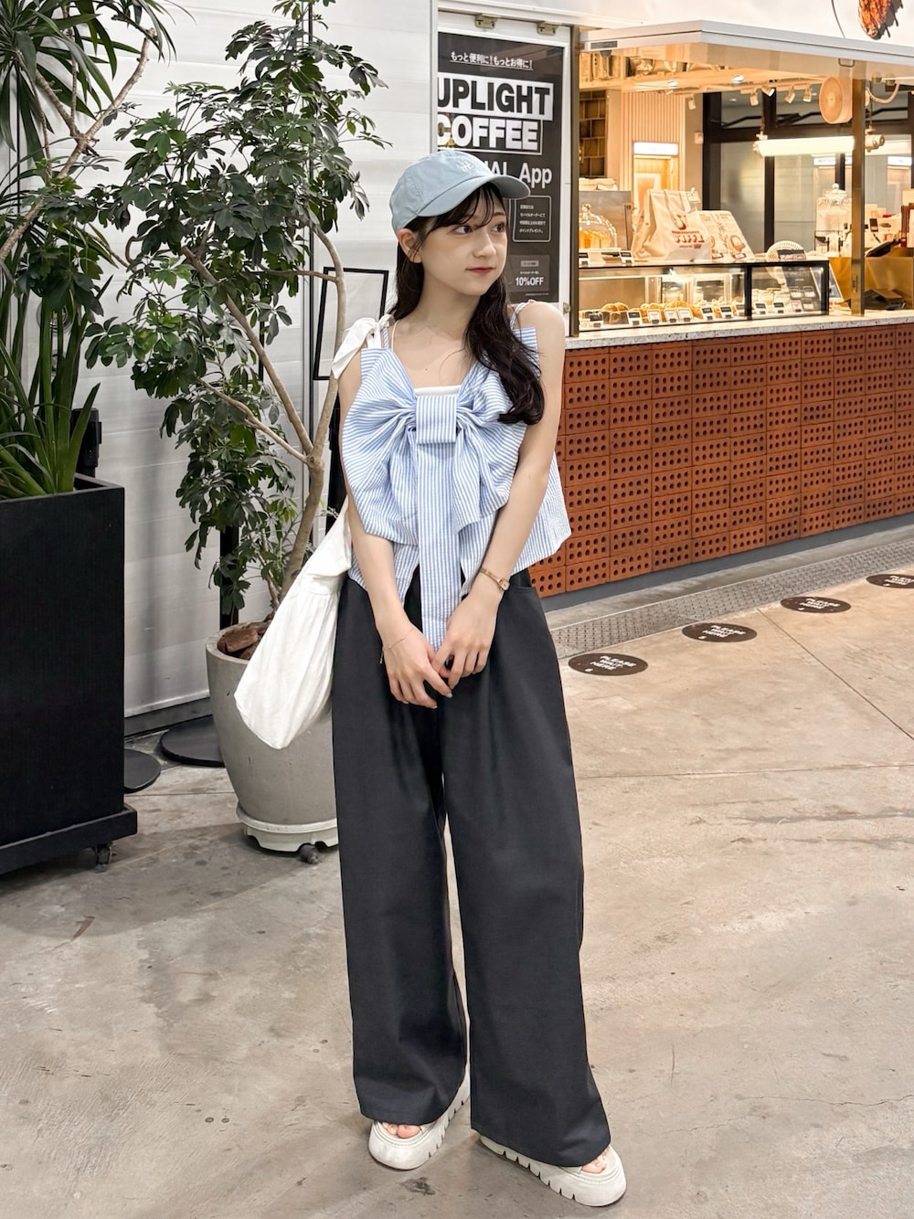 グレー系のその他パンツ、ホワイト系のサンダル、ブルー系のトップスを着用したレディースの夏コーディネートの1枚目の写真