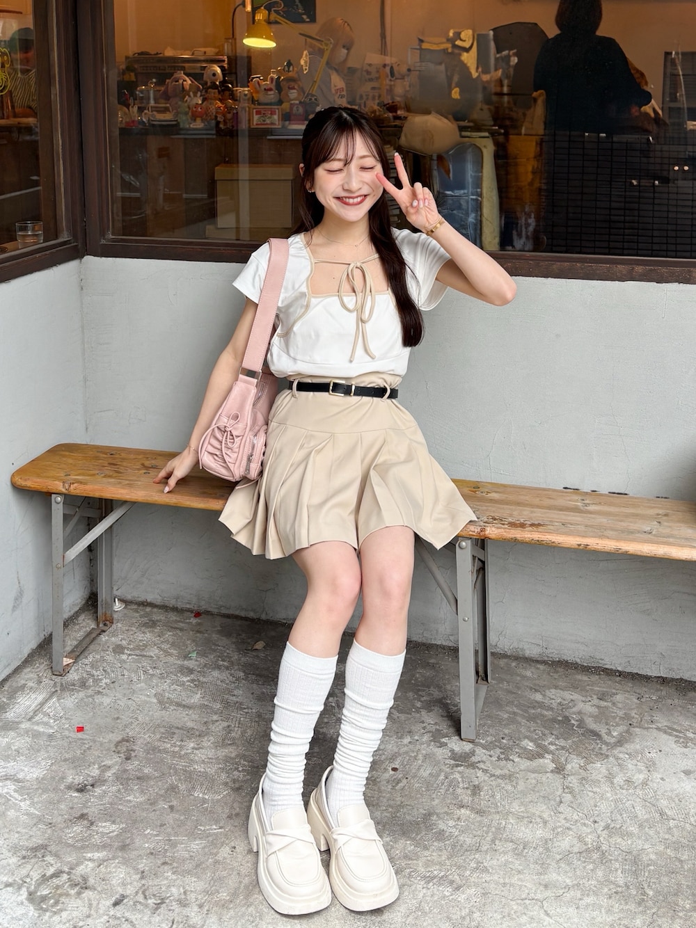 ホワイト系のローファー、ベージュ系のその他パンツ、ホワイト系のTシャツ/カットソーを着用したレディースの夏コーディネートの1枚目の写真