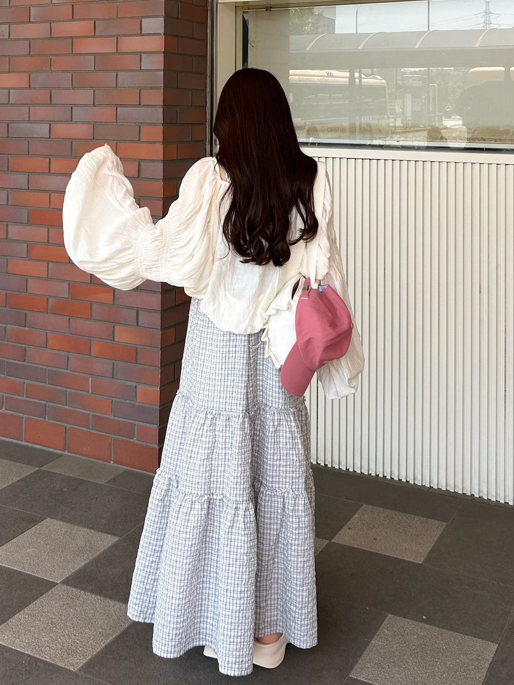 ホワイト系のカーディガン/ボレロ、ホワイト系のワンピース、ホワイト系のサンダルを着用したレディースの夏コーディネートの1枚目の写真