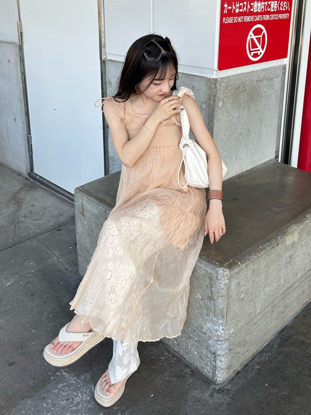 ベージュ系のサンダル、ピンク系のワンピース、ホワイト系のその他パンツを着用したレディースの夏コーディネートの1枚目の写真