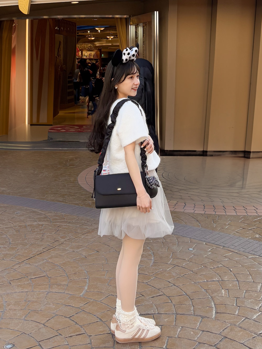 「春コーデ、春カラー、スニーカー、甘めカジュアル、ディズニーコーデ、テーマパークコーデ、モノトーン、低身長コーデ、ミニスカート、バルーンスカート、半袖ニット、リボン、お出かけコーデ、ショルダーバッグ」｜「umm.claïrのアイテム（バッグ、ブラック系）」を使った、amiさん（レディース・148cm）の冬コーディネートの1枚目の写真