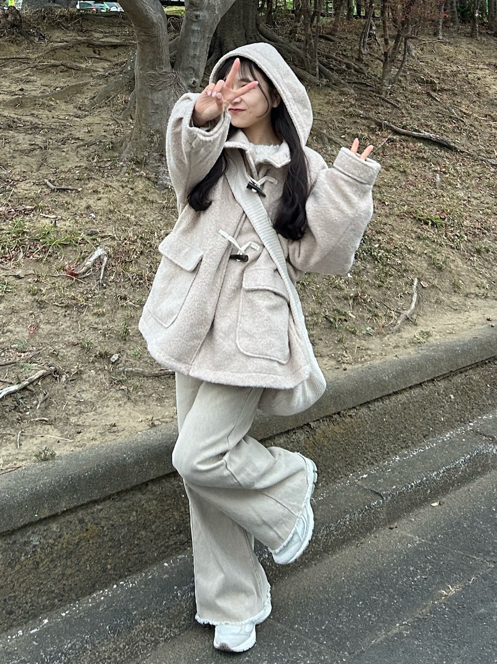ベージュ系のデニムパンツ、ホワイト系のダッフルコート、ホワイト系のカーディガン/ボレロを着用したレディースの冬コーディネートの1枚目の写真