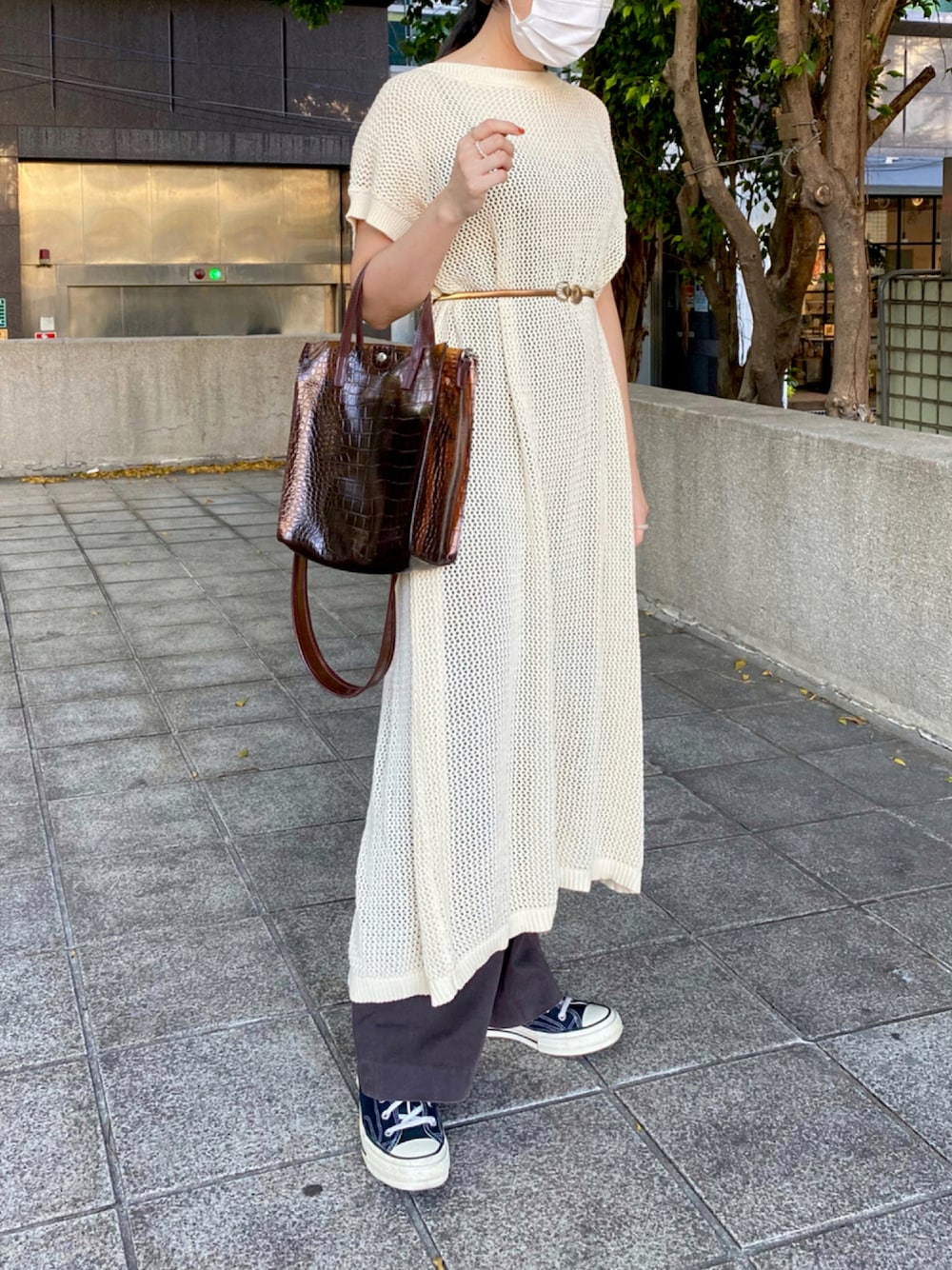 「LOWRYS FARM、WHO’S WHO gallery、SNIDEL、converse、ニットワンピース、トートバッグ、ootd、低身長、夏コーデ」｜「SNIDELのカラーバギーパンツ（その他パンツ、ブラウン系）」を使った、粒粒皆辛苦さん（レディース・156cm）の秋コーディネートの1枚目の写真