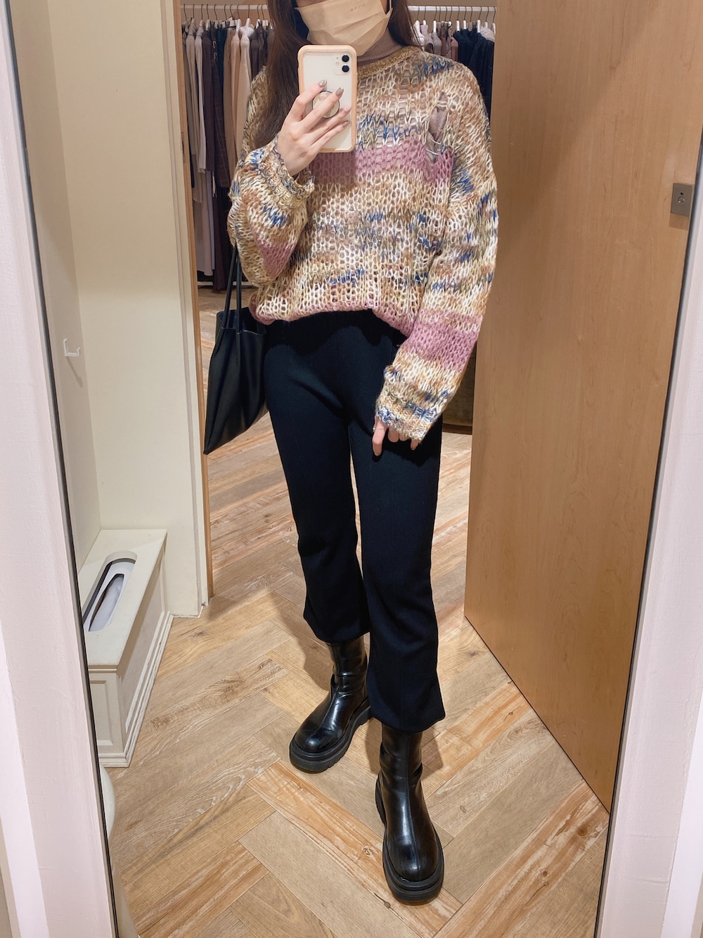 「jouetie、SNIDEL」｜「SNIDELのカットフレアパンツ（その他パンツ、ブラック系）」を使った、粒粒皆辛苦さん（レディース・156cm）の冬コーディネートの1枚目の写真