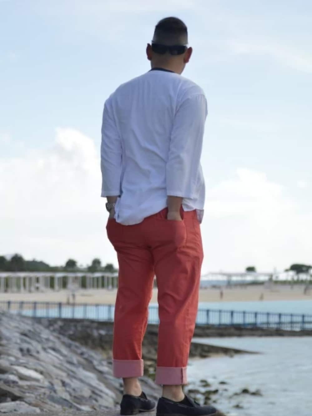 「沖縄、海、お洒落さんとつながりたい、好きなものを着る」｜「no brandのアイテム（チノパンツ、オレンジ系）」を使った、沖縄　ハイサイさん（メンズ・173cm）の秋コーディネートの1枚目の写真