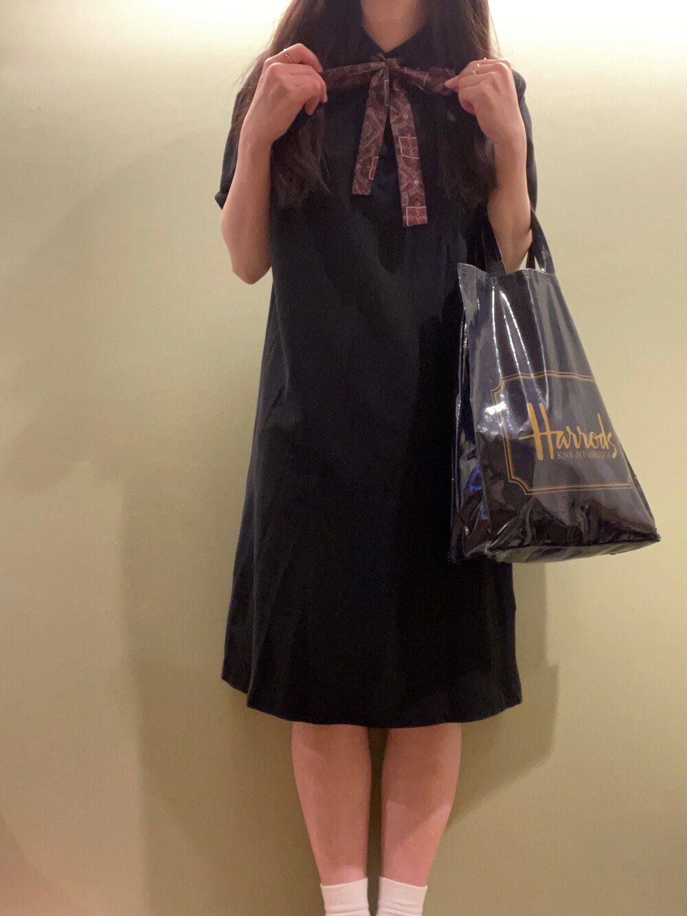 「おでかけコーデ、大人かわいい、ガーリーコーデ、ブランドミックス、リボン、ワンピース、FENDI、古着、LACOSTE、Harrods、無印良品」｜「Harrodsのアイテム（ハンドバッグ、ブラック系）」を使った、みみ𖦊້さん（レディース・160cm）の春コーディネートの1枚目の写真
