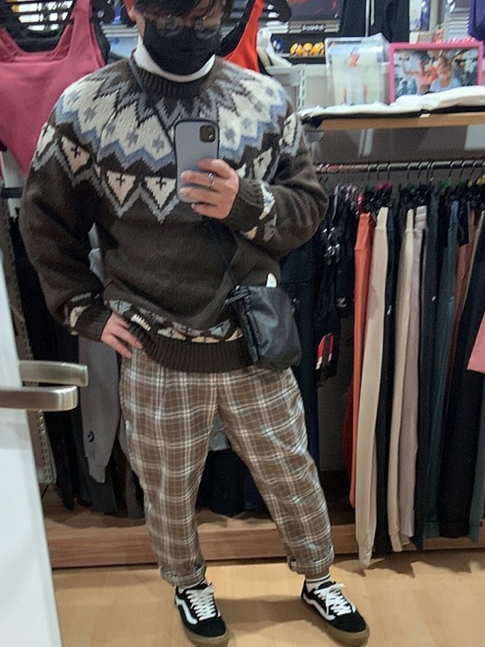 ブラウン系のパンツ、ブラック系のボディバッグ/ウエストポーチ、ブラウン系のニット/セーターを着用したメンズの冬コーディネートの1枚目の写真