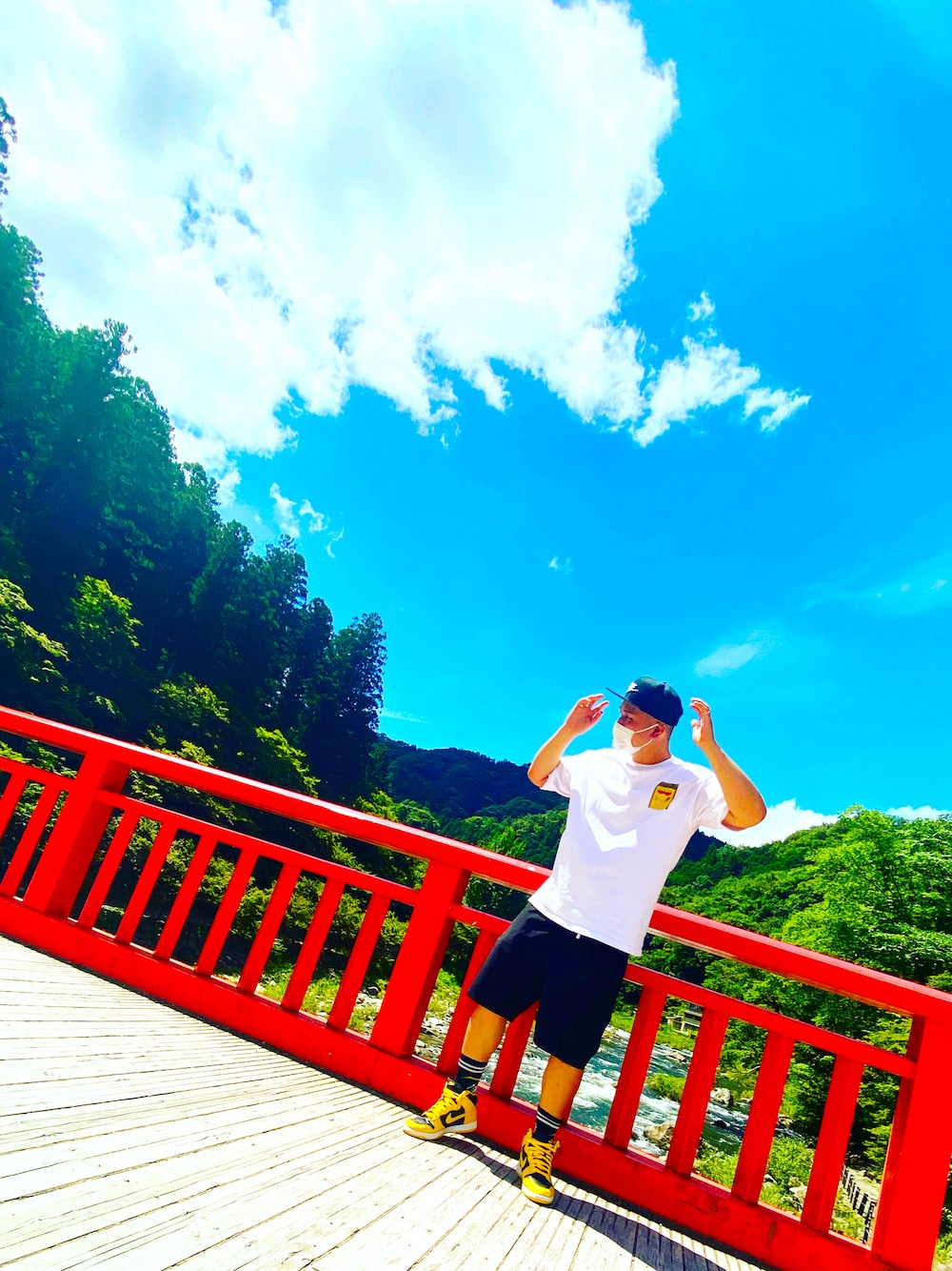 「黒パンツ、ストリート、NIKE、AIR JORDAN、愛知県、ハーフパンツ、ソックス、黄色、黒、白Tシャツ、夏コーデ」｜「ErezeLogicのアイテム（Tシャツ/カットソー、ホワイト系）」を使った、shomaerezelogicさん（メンズ・180cm）の秋コーディネートの1枚目の写真