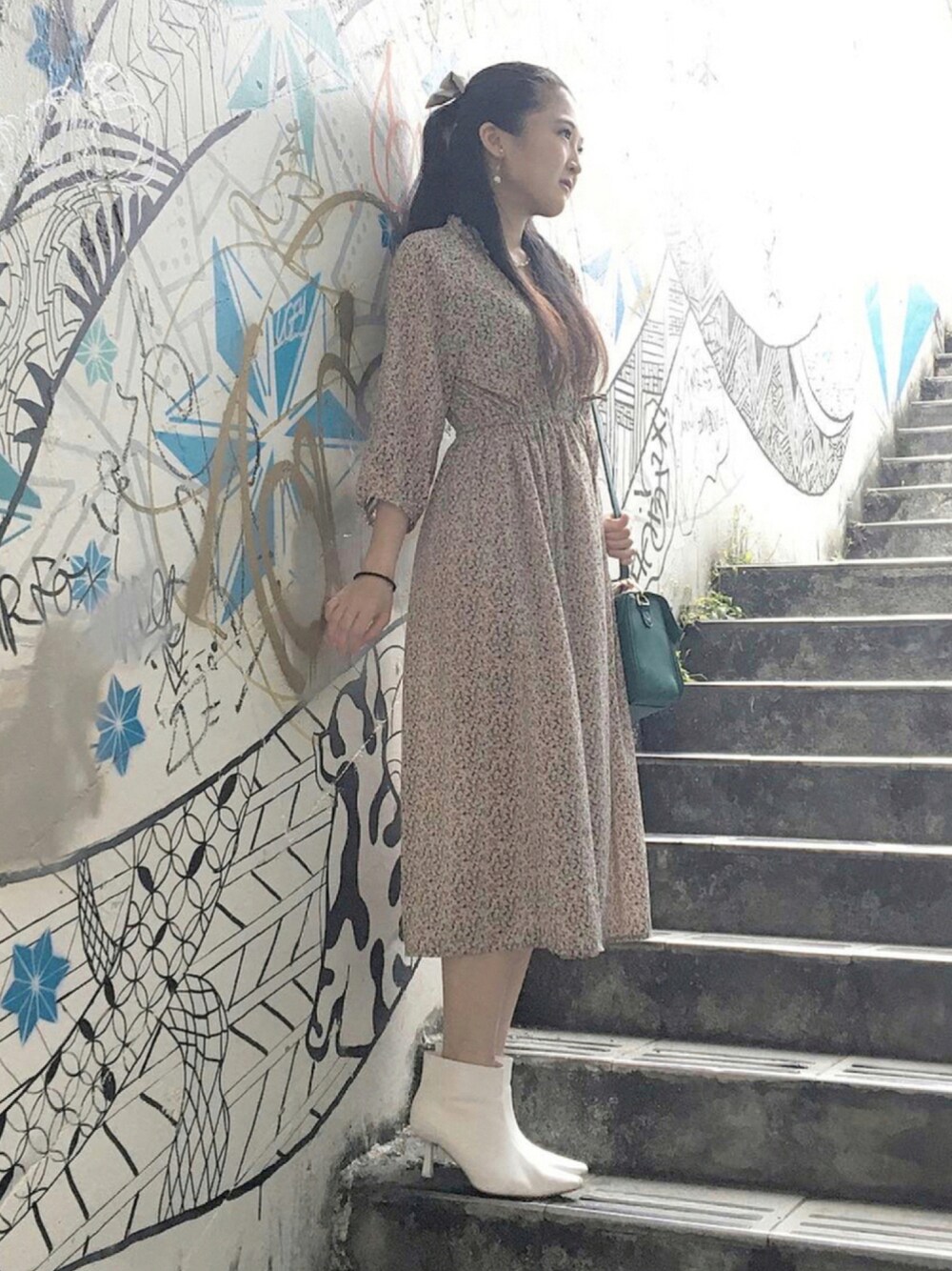 「中目黒、リトグリ、花柄ワンピース、白ブーツ、パールイヤリング、プチプラコーデ、ITS’DEMO、GRL、WEGO、おしゃれさんと繋がりたい」｜「WEGOのWEGO/【2点セット】スカーフ付きビットショルダーバッグ（ショルダーバッグ、グリーン系）」を使った、のんちさん（レディース・163cm）の夏コーディネートの1枚目の写真