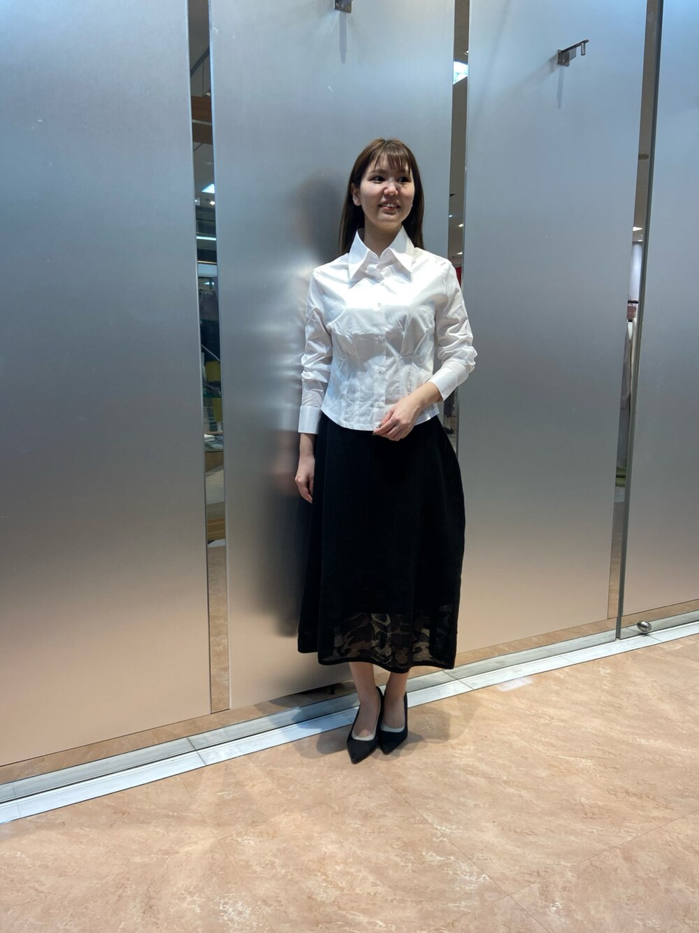 「ナラカミーチェ、シャツスタイル、シャツ、スカート、レース、ニットスカート、カジュアルコーデ、低身長女子、ショート丈トップス」｜「NARACAMICIEのフラワージャガードニットスカート（スカート、ブラック系）」を使った、naさん（レディース・155cm）の冬コーディネートの1枚目の写真