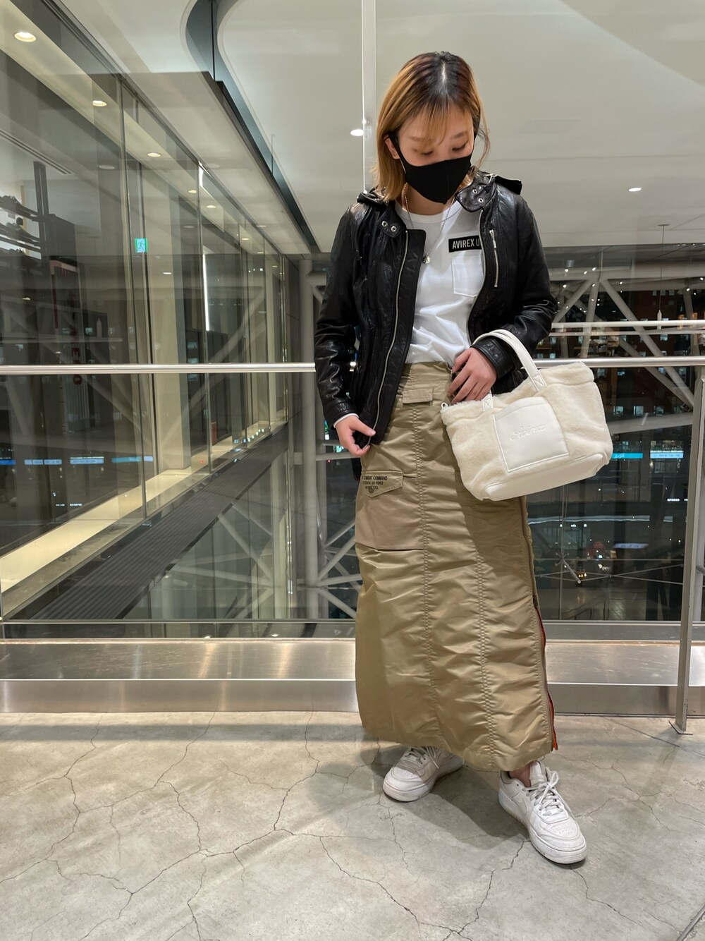 「カジュアルコーデ、AVIREX、大人コーデ、AVIREXBelle、レザージャケット、スカート、秋服準備はじめました、ショートヘア、ホワイト、スニーカー」｜「AVIREXのファティーグロングスリーブティーシャツ/ L/S FATIGUE T-SHIRT（Tシャツ/カットソー、ホワイト系）」を使った、machiさん（レディース・163cm）の秋コーディネートの1枚目の写真