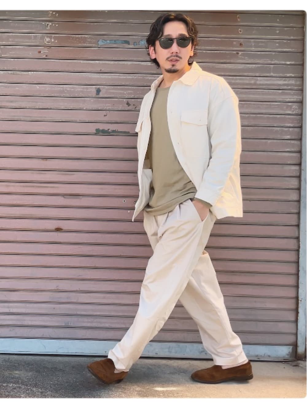 ホワイト系のその他アウター、ベージュ系のその他パンツ、ベージュ系のTシャツ/カットソーを着用したメンズの秋コーディネートの1枚目の写真