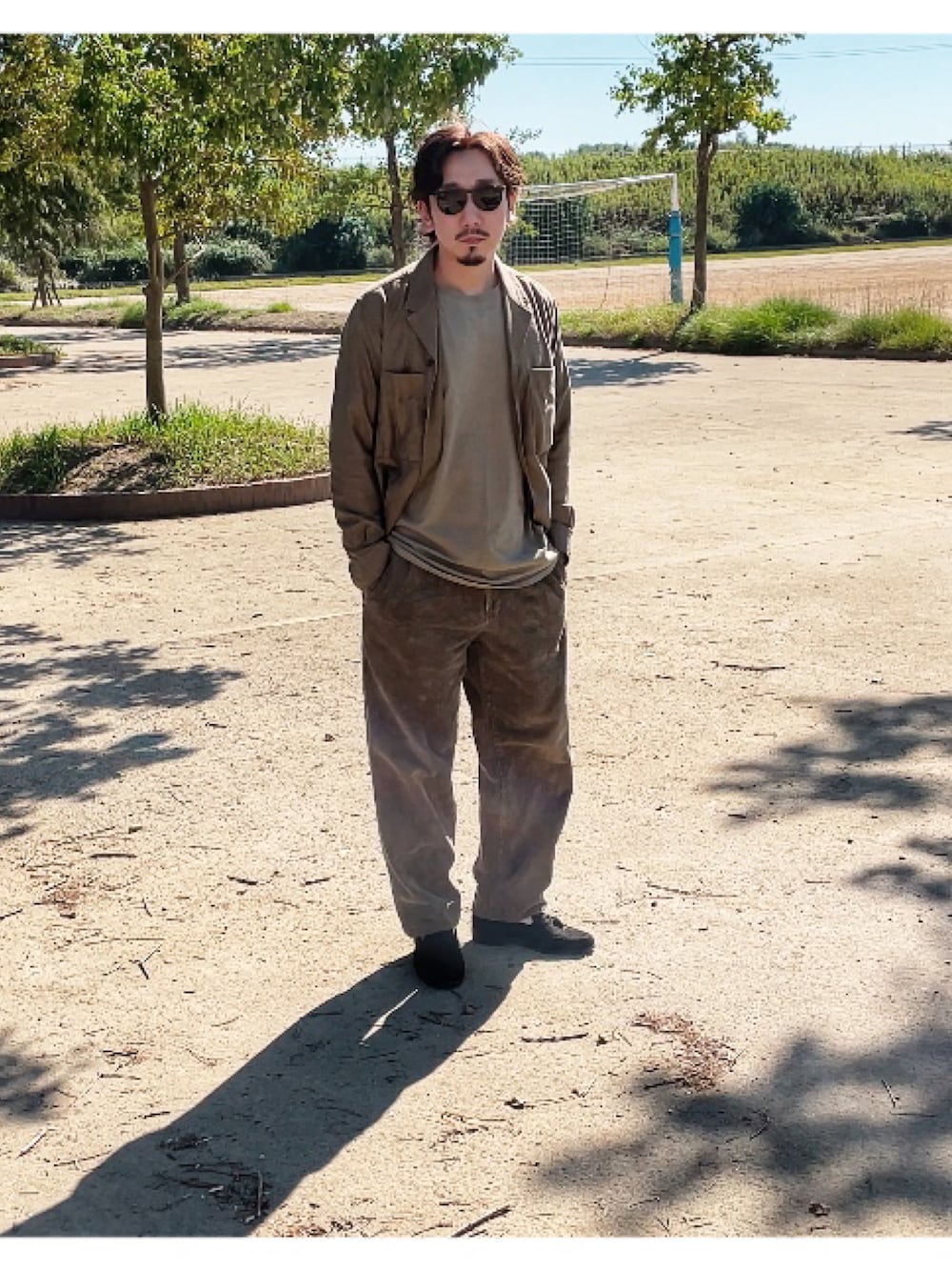 ベージュ系のTシャツ/カットソー、ベージュ系のシャツ/ブラウスを着用したメンズの秋コーディネートの1枚目の写真