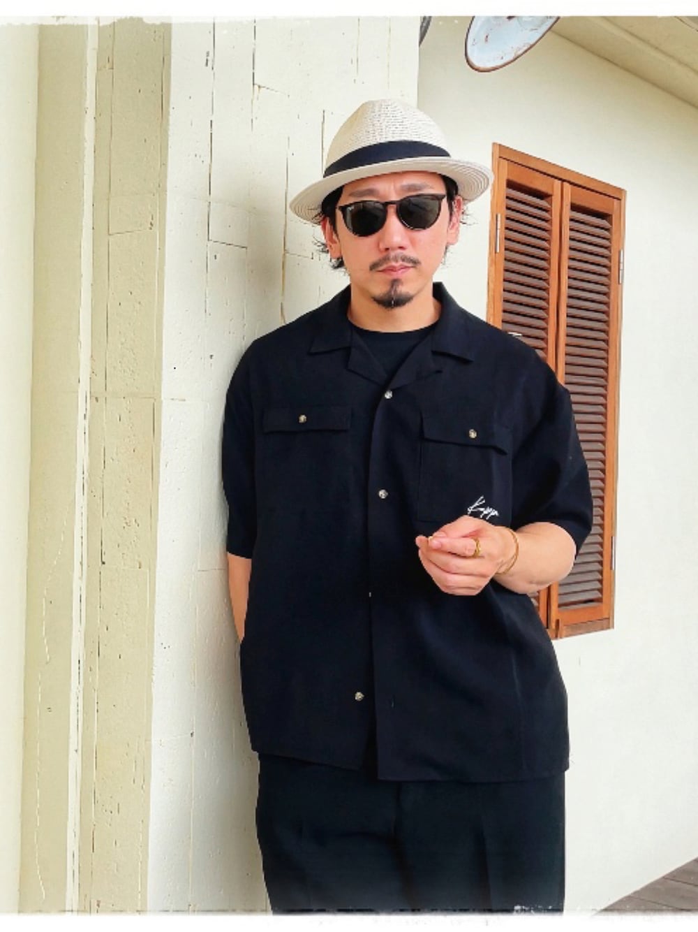 ブラック系のシャツ/ブラウス、ブラウン系のサングラスを着用したメンズの夏コーディネートの1枚目の写真