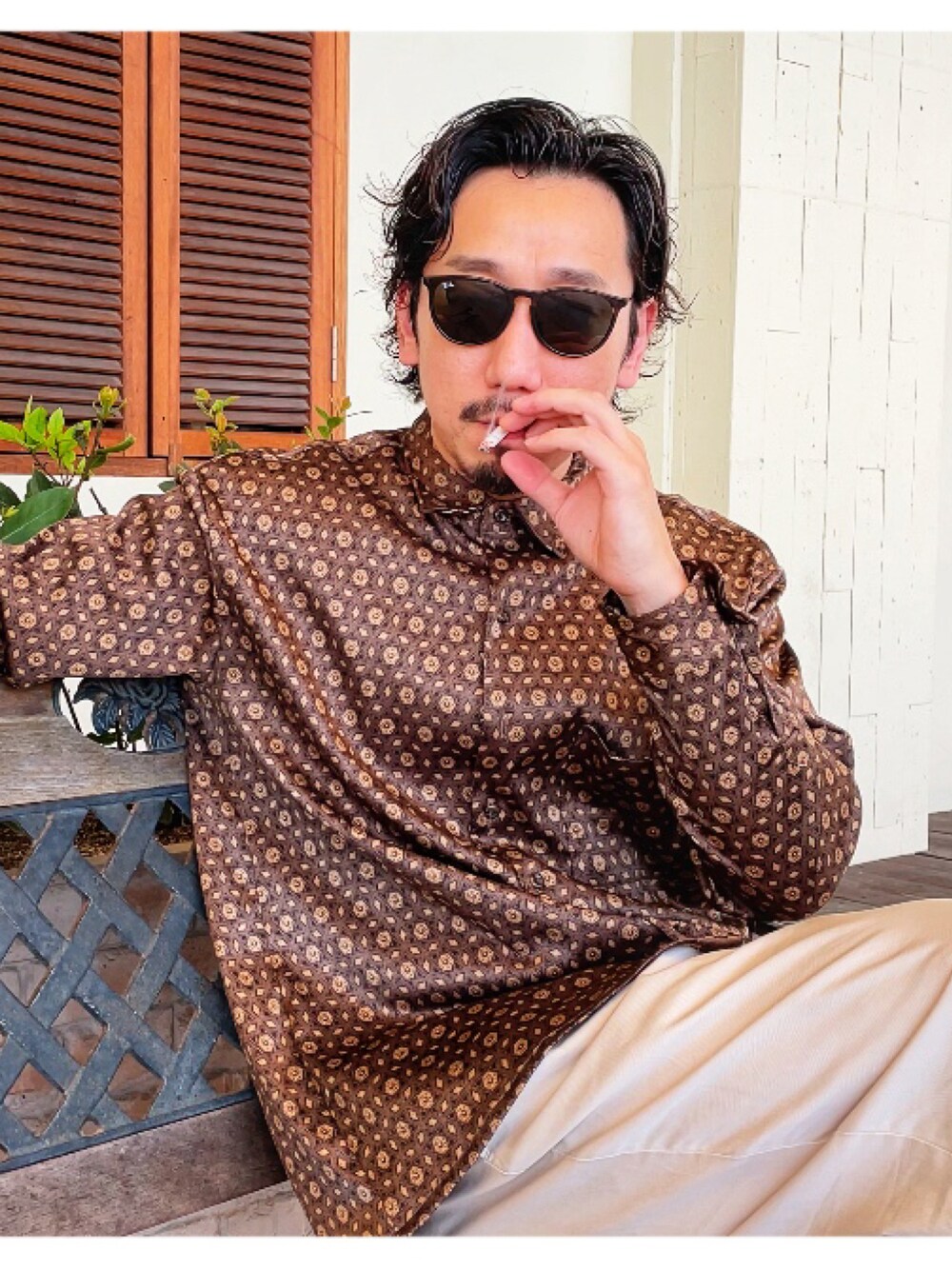 ブラウン系のシャツ/ブラウスを着用したメンズの秋コーディネートの1枚目の写真