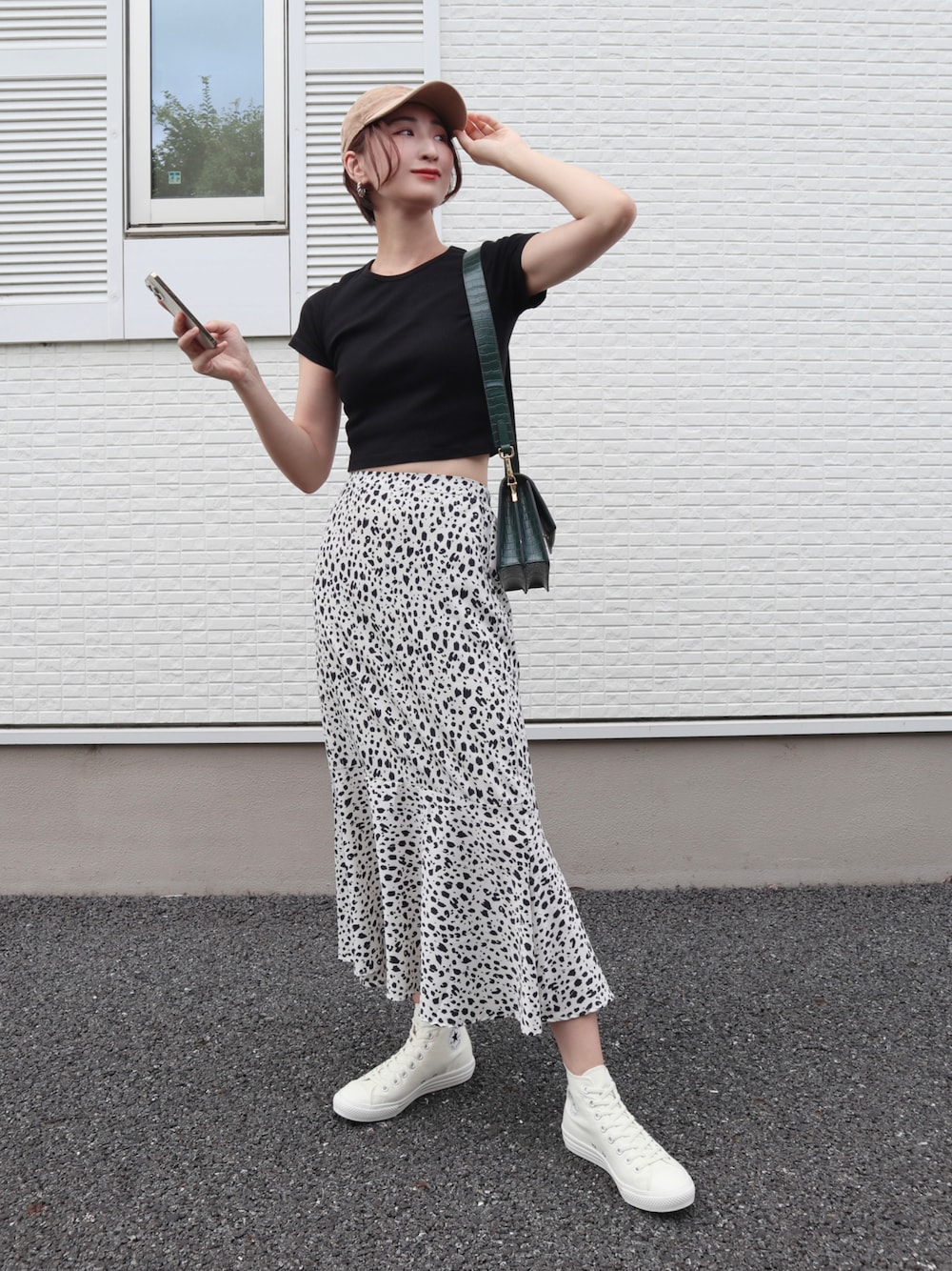 「真夏のアクティブスタイル、コンバース、きれいめカジュアル、スニーカーコーデ、ハイカットスニーカー、マーメイドスカート、ショート丈トップス、柄スカート、白スニーカー、キャップ、ヘソだし、骨格ナチュラル、高身長女子、大人カジュアル、ABC-MART」｜「UNIQLOのショート丈リブT（Tシャツ/カットソー、グレー系）」を使った、𝐲𝐮𝐫𝐢𝐚𝐧さん（レディース・172cm）の夏コーディネートの1枚目の写真