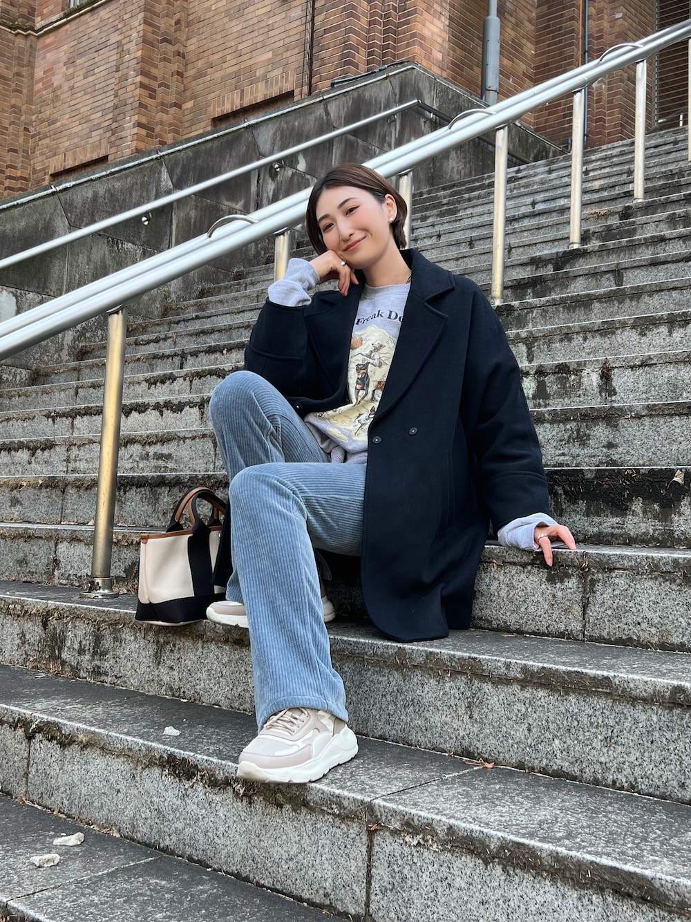 「はじめましてコーデ、春コーデ、シンプルコーデ、休日スタイル、春アウター、ストリート、プレッピー、フレアパンツ、スウェット、オーバーサイズ、ショートコート、骨格ナチュラル、高身長女子、30代コーデ、スリットパンツ」｜「Simpliciteのドルマンチェスターコート◆（チェスターコート、ブルー系）」を使った、𝐲𝐮𝐫𝐢𝐚𝐧さん（レディース・172cm）の春コーディネートの1枚目の写真