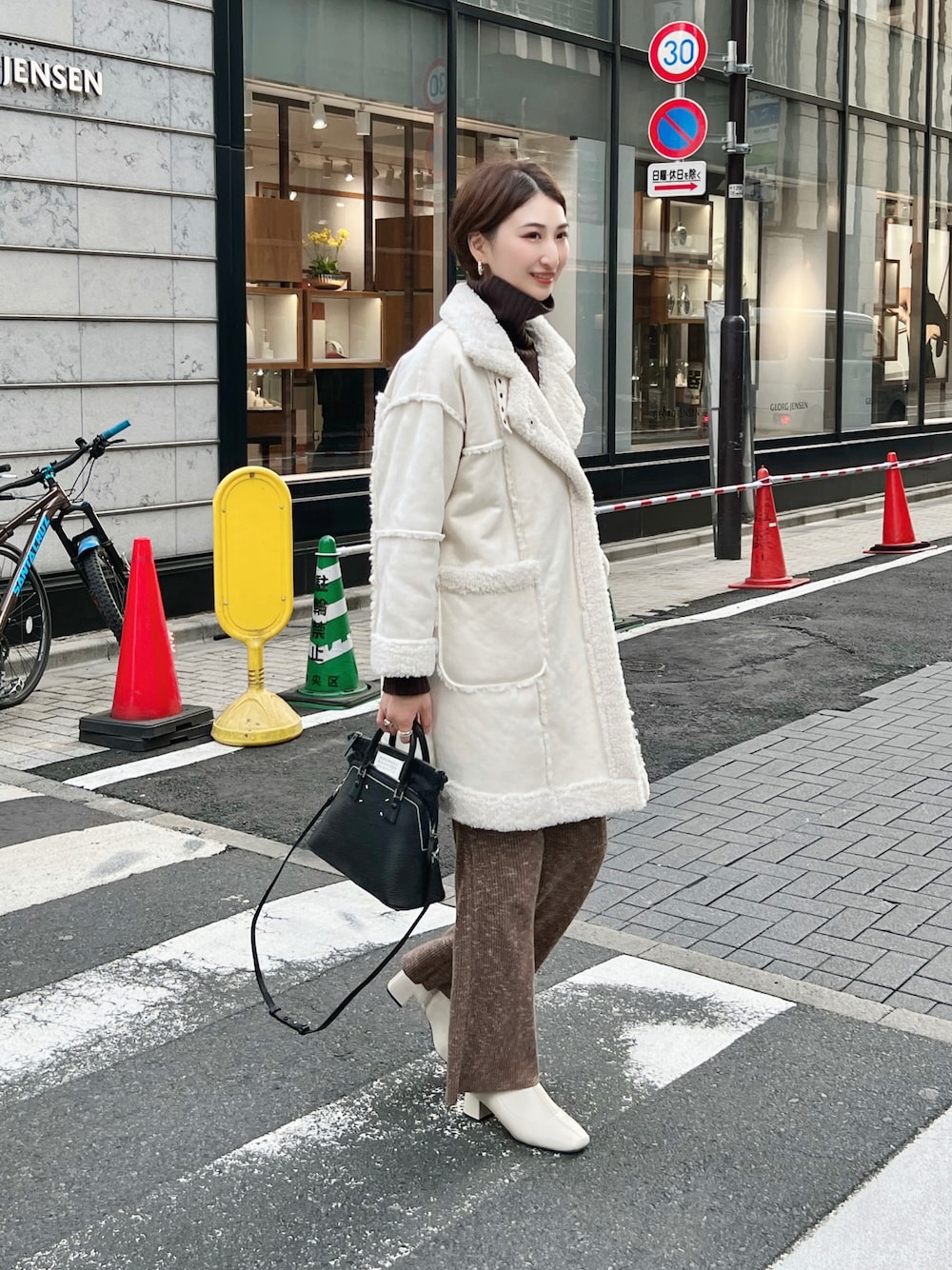 「アウター、白コーデ、ボアコート、オーバーサイズ、大人カジュアル、ニットパンツ、ハイネックニット、ブラウンコーデ、ホワイトコーデ、白ブーツ、ショートブーツ、マルジェラ、高身長女子、骨格ナチュラル、着回しコーデ」｜「fredy emueのムートンコート（ムートンコート、ホワイト系）」を使った、𝐲𝐮𝐫𝐢𝐚𝐧さん（レディース・172cm）の春コーディネートの1枚目の写真