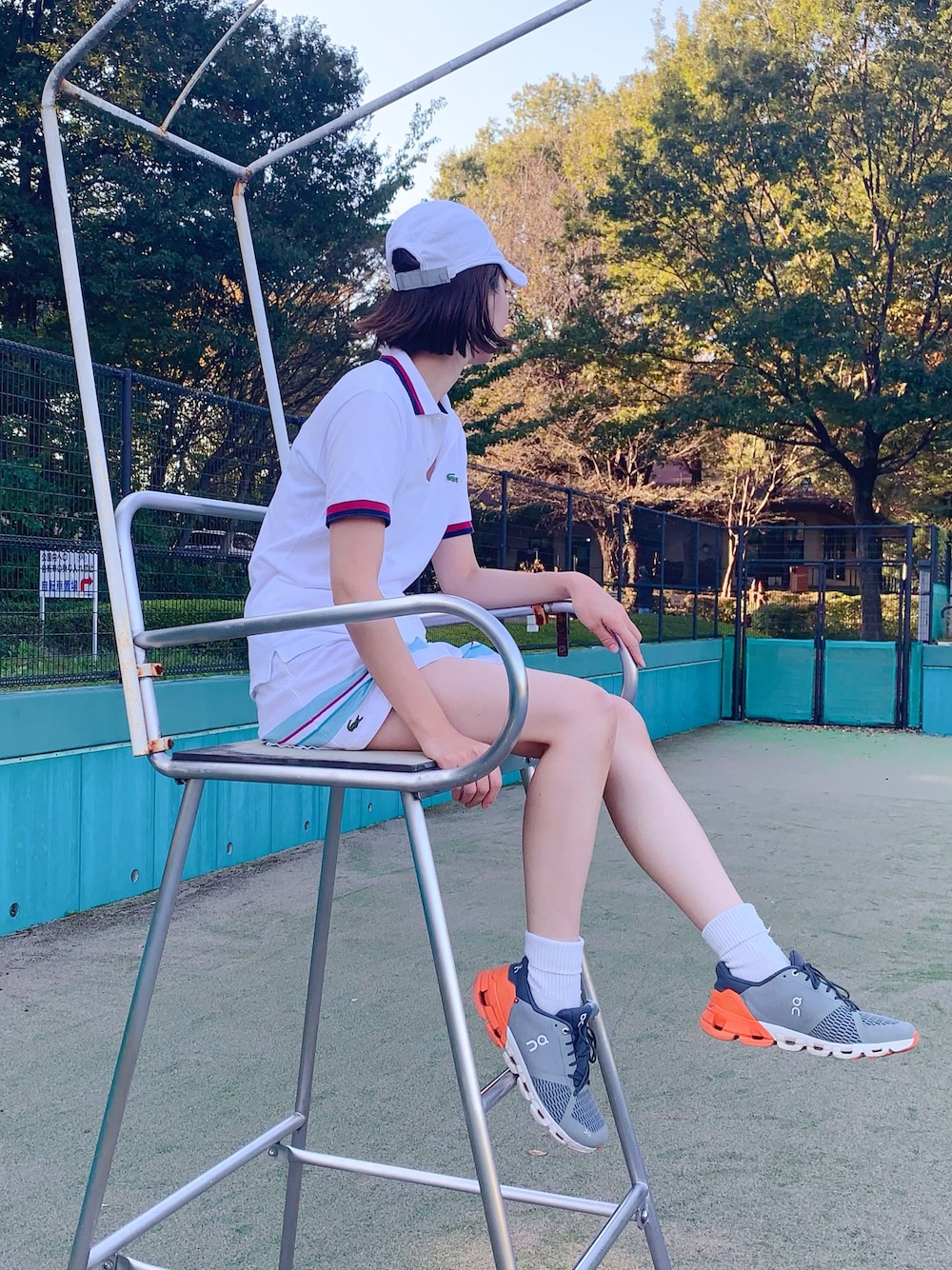 「NIKE、スポーツウェア、ポロシャツ、スポーティー、ホワイトコーデ、キュロット、ラコステ、テニス、ボブ、アラサー、30代コーデ、高身長コーデ、骨格ナチュラル」｜「NIKEの【NIKE】ナイキ エアロビル テイルウィンド メッシュ ランニングキャップ ウィメンズ（キャップ、ホワイト系）」を使った、𝐲𝐮𝐫𝐢𝐚𝐧さん（レディース・172cm）の秋コーディネートの1枚目の写真