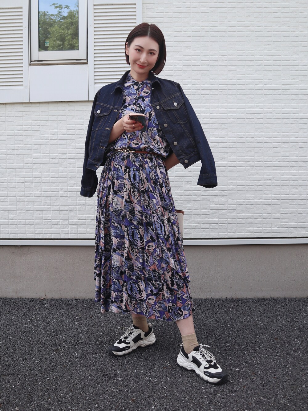 「お出かけコーデ日記、休日コーデ、大人カジュアル、きれいめカジュアル、花柄ワンピース、柄ワンピース、ブルーコーデ、デニムジャケット、骨格ナチュラル、高身長女子、ショートヘア、スニーカーコーデ」｜「BIGTIME川越の古着 柄ワンピース（ワンピース、ブルー系）」を使った、𝐲𝐮𝐫𝐢𝐚𝐧さん（レディース・172cm）の春コーディネートの1枚目の写真