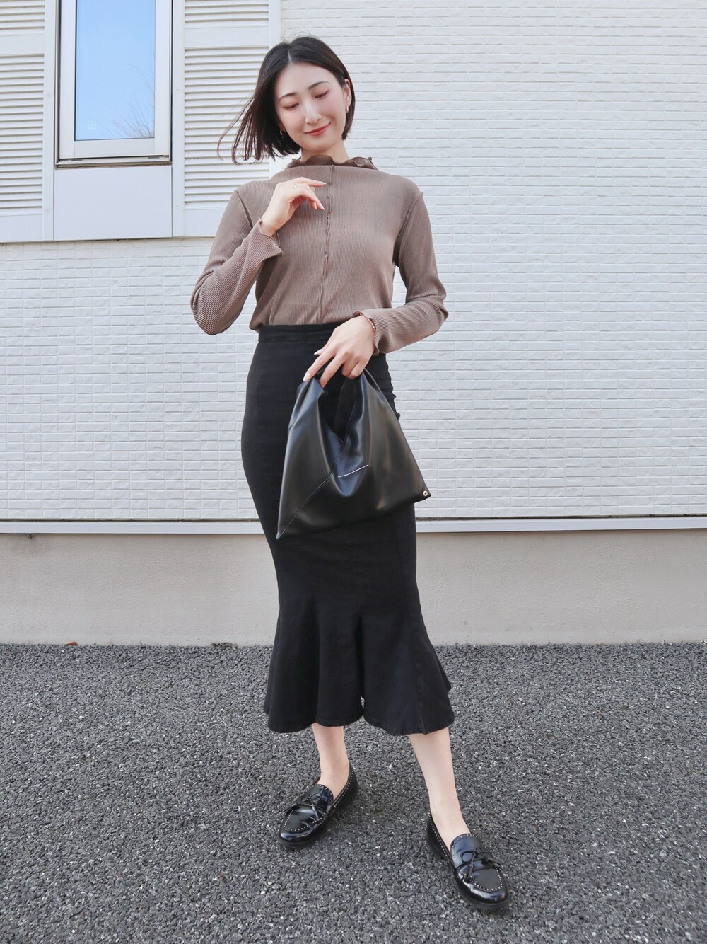 ブラウン系のTシャツ/カットソー、ブラック系のローファー、ブラック系のデニムスカートを着用したレディースの春コーディネートの1枚目の写真