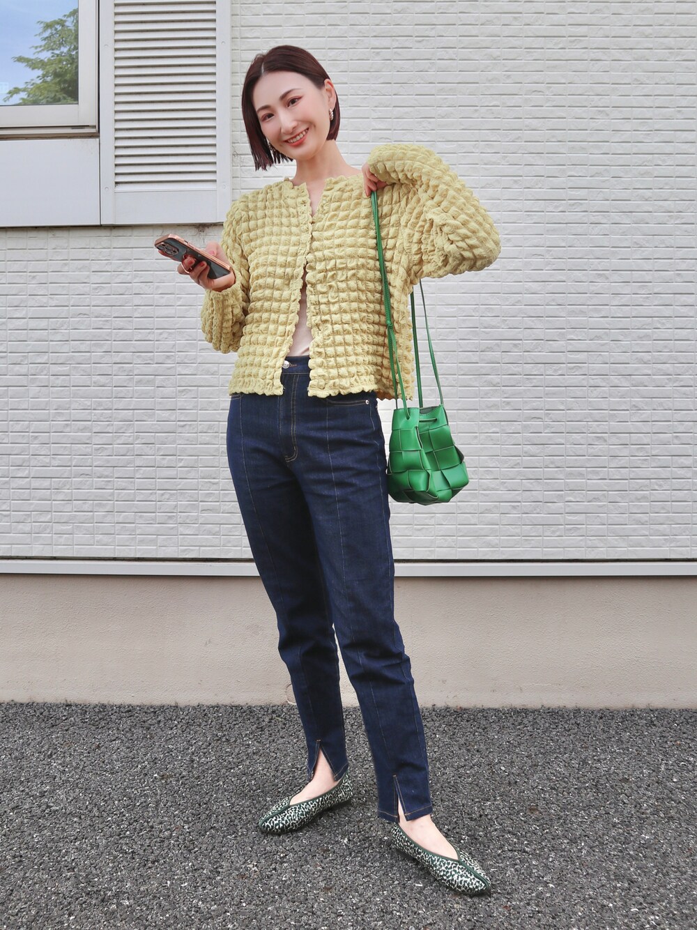 「ポップコーントップス、カーディガン、ボレロ、デニムパンツ、センタースリット、クロップドパンツ、センタープレスパンツ、チャイナシューズ、パンプス、イエロー、グリーン、お出かけコーデ日記、大人カジュアル、休日コーデ、骨格ナチュラル」｜「Futier landのぽこぽこラウンドネックカーディガン（カーディガン/ボレロ、イエロー系）」を使った、𝐲𝐮𝐫𝐢𝐚𝐧さん（レディース・172cm）の春コーディネートの1枚目の写真