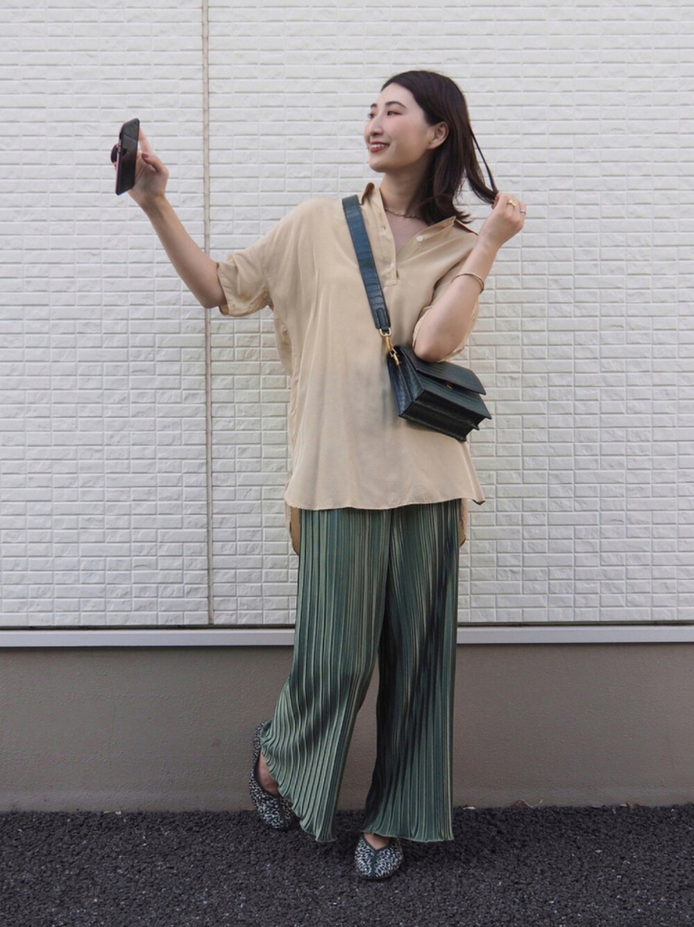 「楽チンコーデ、ゆるコーデ、グリーンコーデ、着回しコーデ、170cm、オーバーサイズシャツ、オトナ女子、30代コーデ、アラサーコーデ、高身長コーデ、骨格ナチュラル」｜「UNIQLOのアイテム（シャツ/ブラウス、ベージュ系）」を使った、𝐲𝐮𝐫𝐢𝐚𝐧さん（レディース・172cm）の秋コーディネートの1枚目の写真