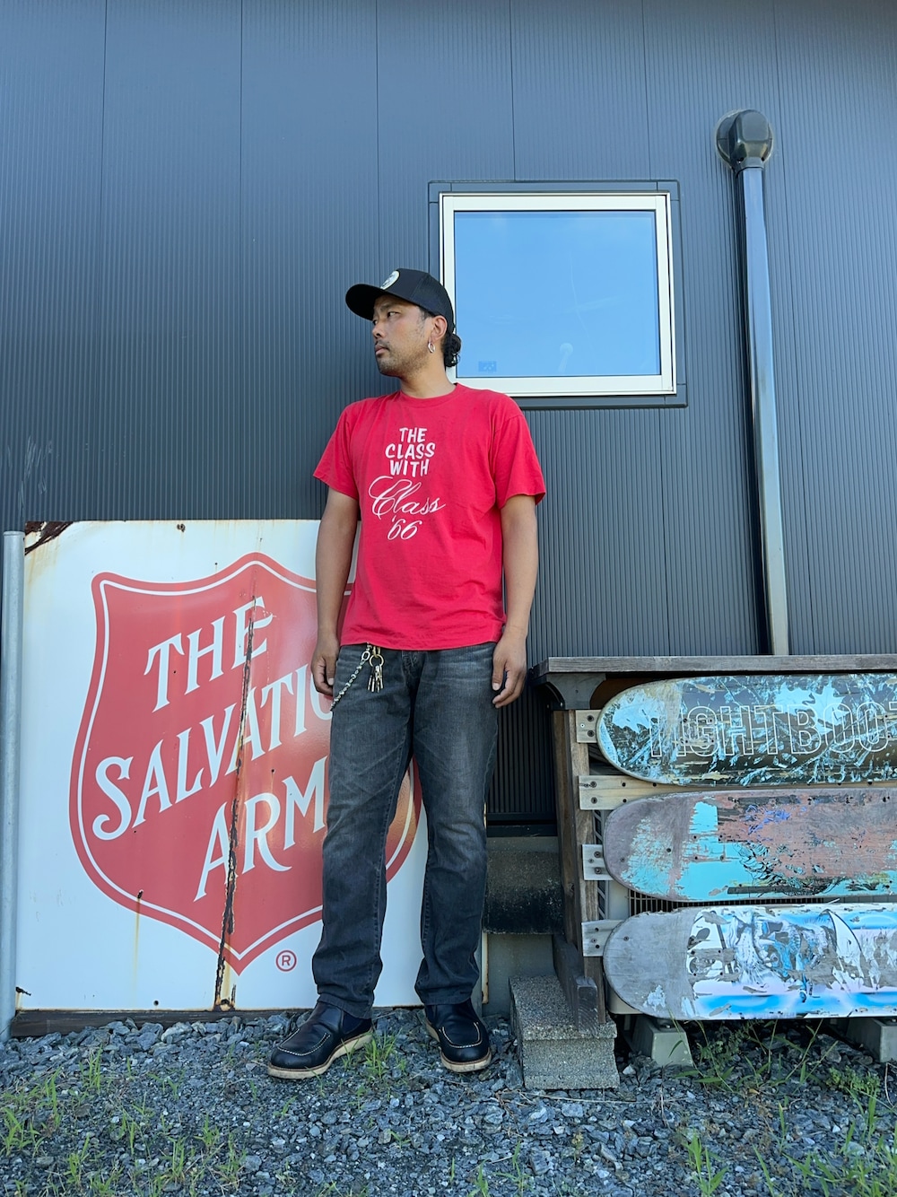 「サイドゴアブーツ、キャップ、赤Tシャツ、ブラックデニム、アメカジ、40代ファッション、古着MIX」｜「AGのアイテム（デニムパンツ、ブラック系）」を使った、mtdr81さん（メンズ・180cm）の夏コーディネートの1枚目の写真