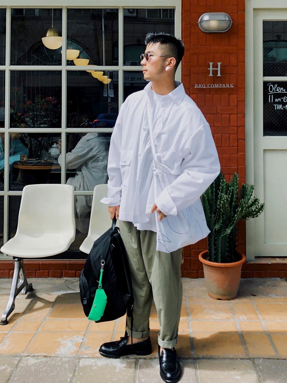 「FUSIO FUSIO、PRADA、tembea、LOEWE、kicks、Taiwan」｜「FUSIO FUSIOのアイテム（シャツ/ブラウス、ホワイト系）」を使った、浮生 ふせいさん（メンズ・169cm）の秋コーディネートの1枚目の写真