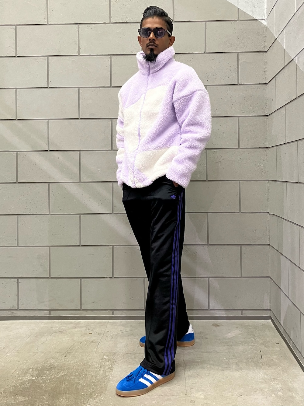 「スニーカー、アウター、adidas、アディダス、トラックパンツ、ボアジャケット、adidas originals、アディダスオリジナルス、ベッケンバウアー、ガゼル」｜「adidasのシェルパ トラックジャケット（ブルゾン、パープル系）」を使った、SRさん（メンズ・175cm）の秋コーディネートの1枚目の写真