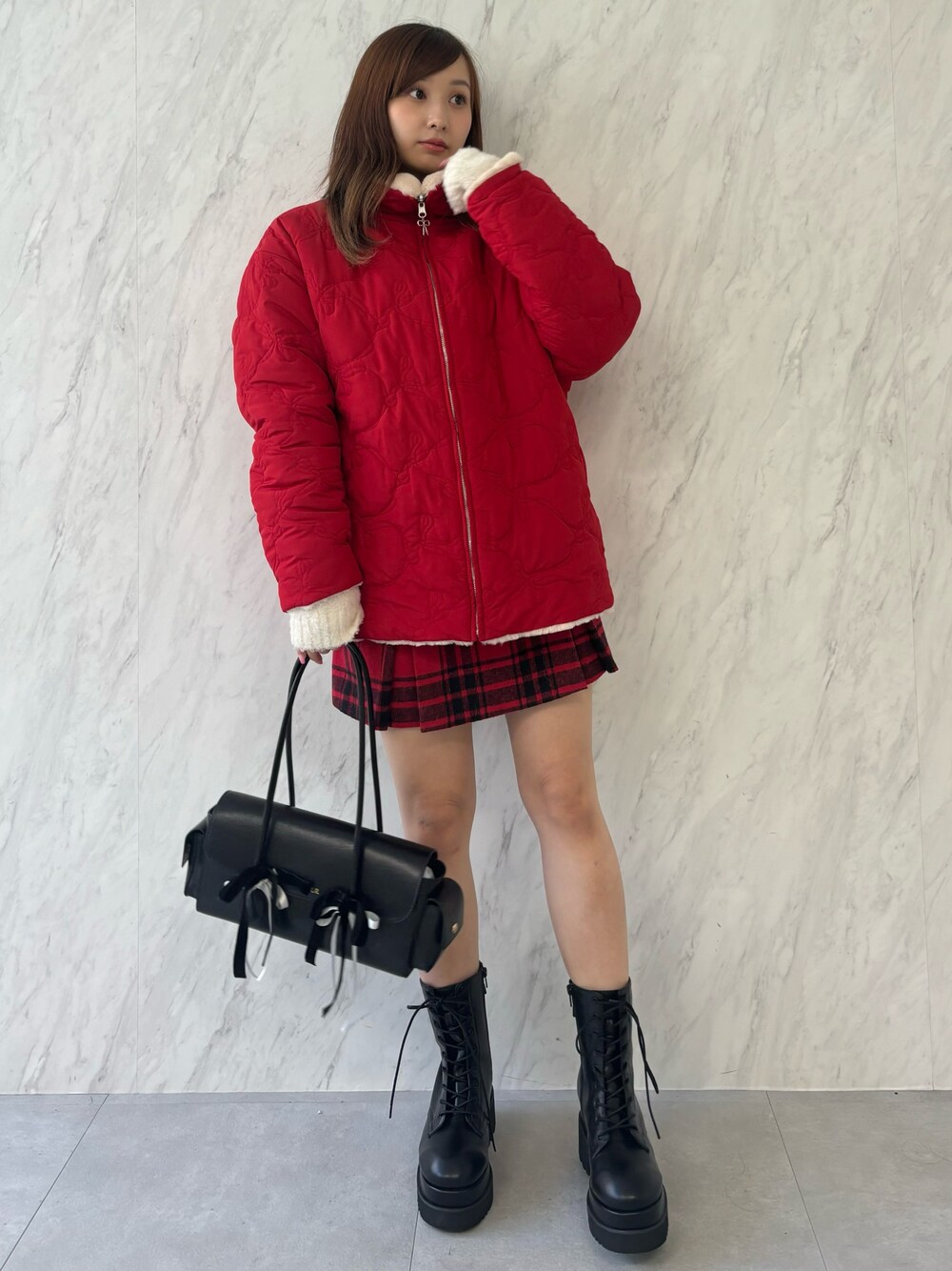 ブラック系のハンドバッグ、ブラック系のブーツ、レッド系のその他アウターを着用したレディースの夏コーディネートの1枚目の写真