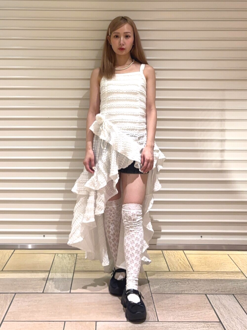 ホワイト系のワンピース、シルバー系のネックレスを着用したレディースの春コーディネートの1枚目の写真