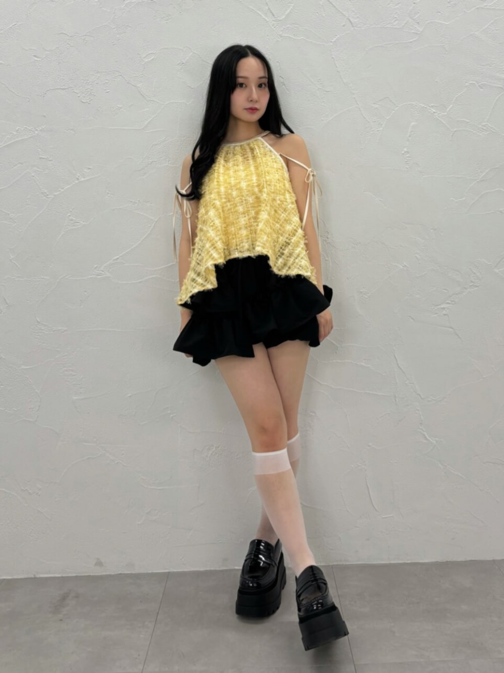 ブラック系のその他パンツ、イエロー系のシャツ/ブラウスを着用したレディースの夏コーディネートの1枚目の写真