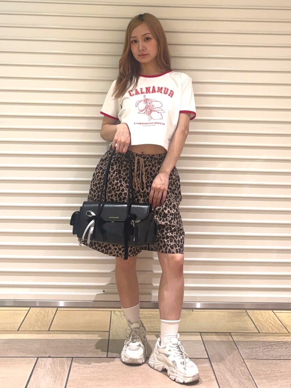 その他のその他パンツ、レッド系のTシャツ/カットソー、ブラック系のハンドバッグを着用したレディースの夏コーディネートの1枚目の写真