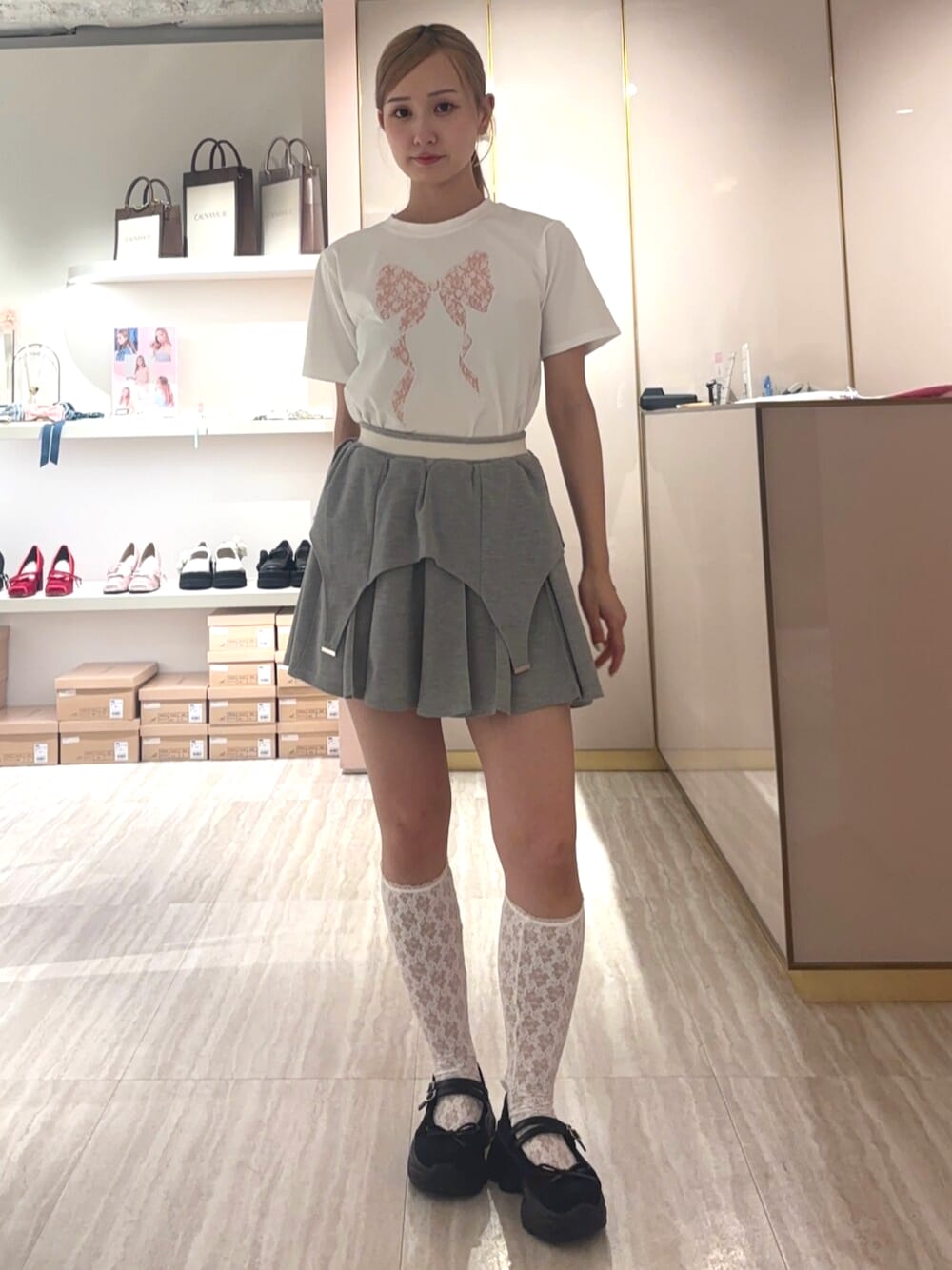 グレー系のワンピース、ホワイト系のTシャツ/カットソーを着用したレディースの夏コーディネートの1枚目の写真