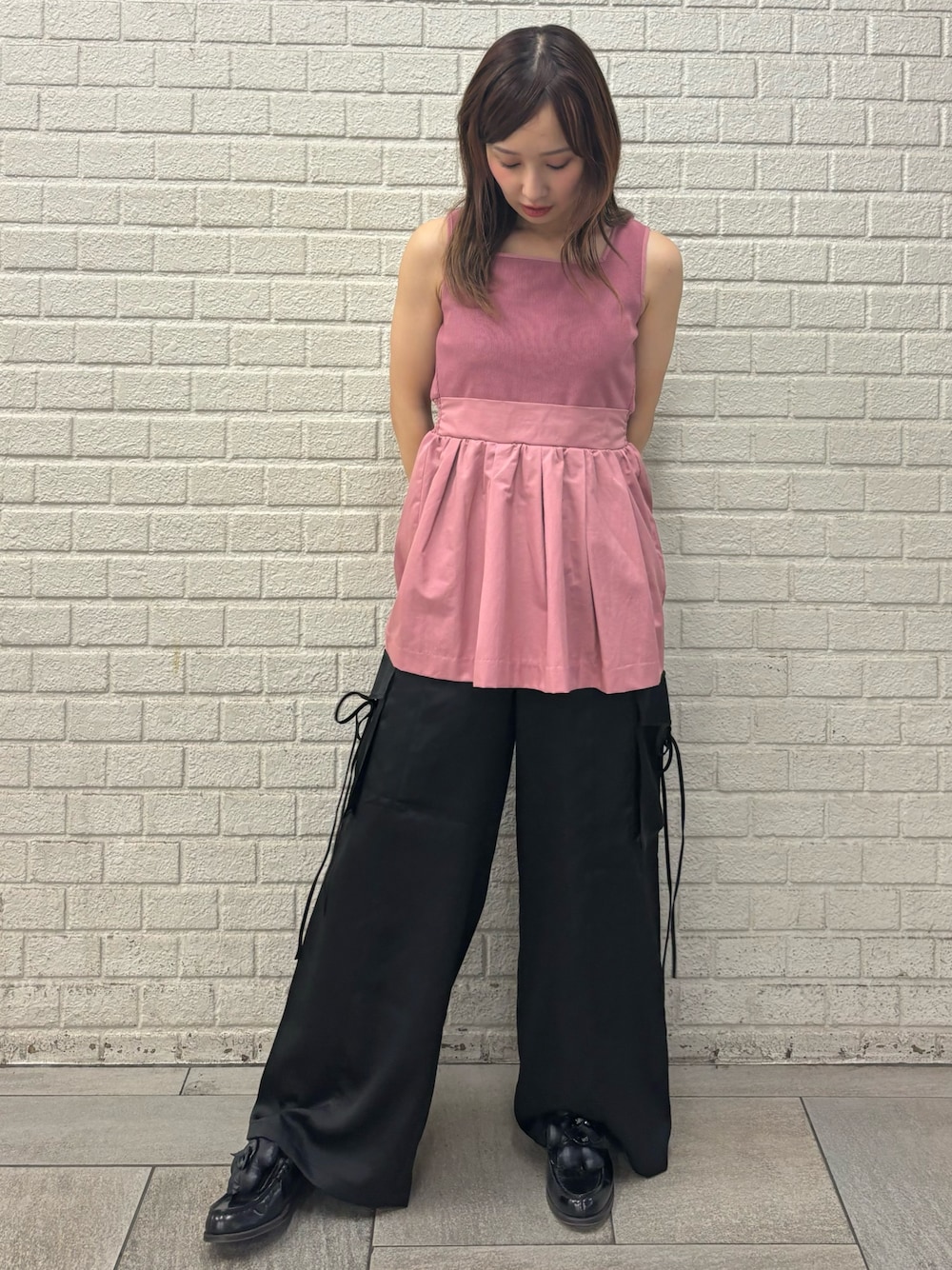 ブラック系のその他パンツ、ピンク系のTシャツ/カットソーを着用したレディースの夏コーディネートの1枚目の写真