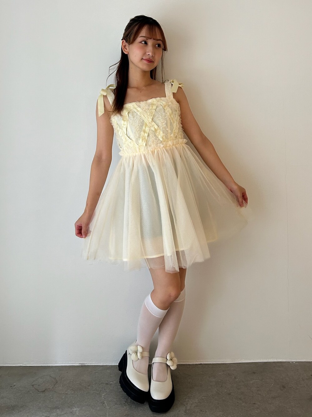 ホワイト系のローファー、イエロー系のシャツ/ブラウスを着用したレディースの秋コーディネートの1枚目の写真