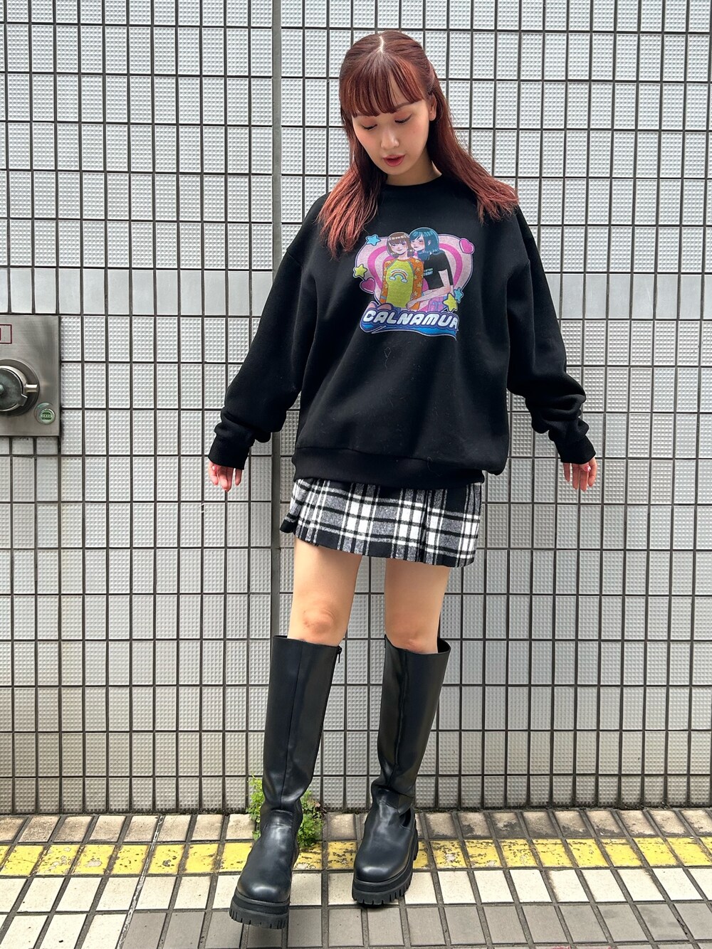 ブラック系のスウェット、レッド系のスカートを着用したレディースの秋コーディネートの1枚目の写真