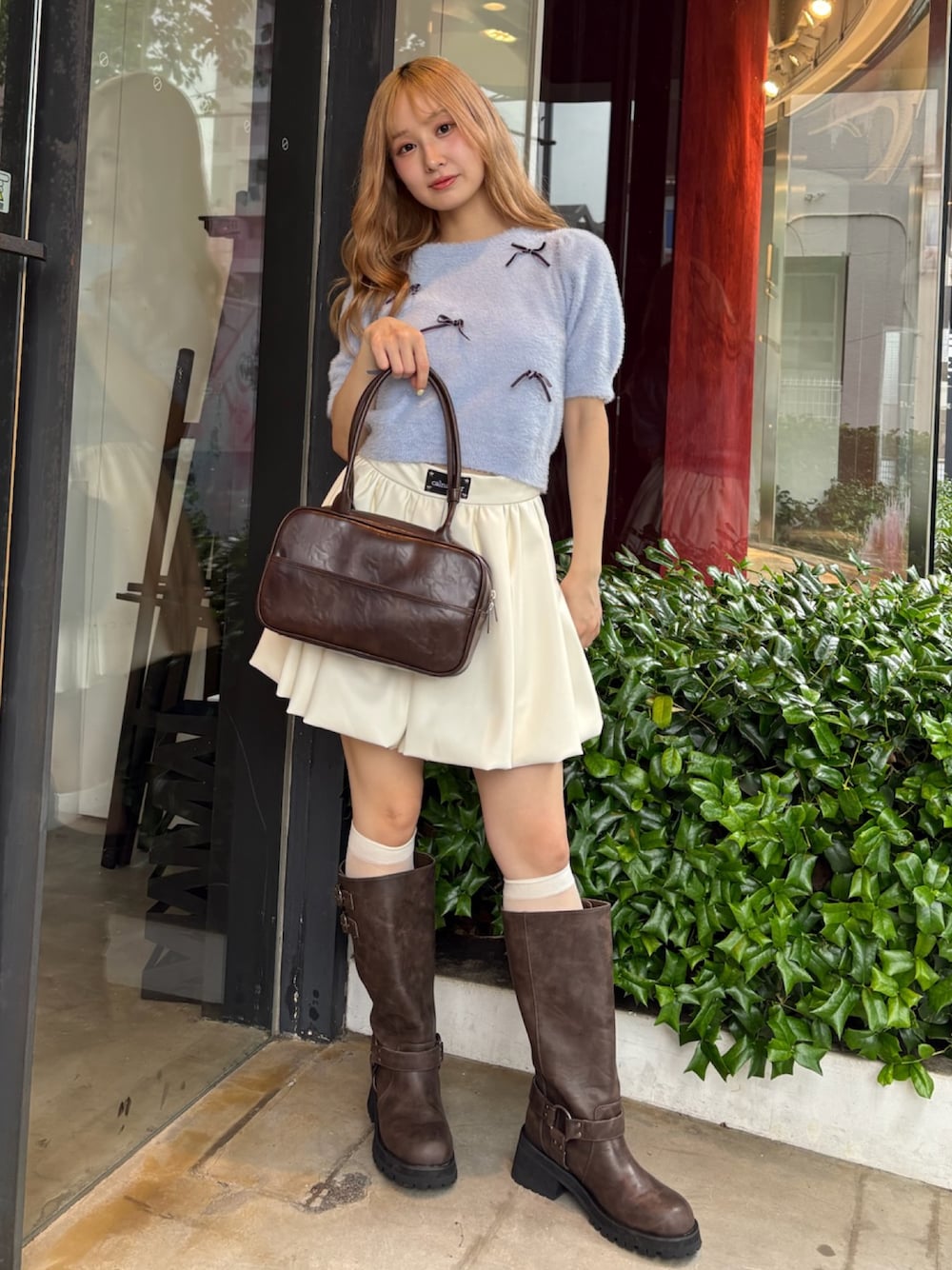 「CALNAMUR、calnamur、カルナムール、カルナ、秋コーデ、秋、秋服、夏の終わり、レザー、レザースカート、レザーバッグ、レザーシューズ、レザーブーツ、エンジニアブーツ、トレンド」｜「Now me. by NYLON JAPANのメニーリボンシャギーニット（ニット/セーター、ブルー系）」を使った、ayahaさん（レディース・155cm）の夏コーディネートの1枚目の写真